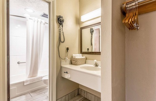 Berea Hotel | Budget-Friendly Econo Lodge with Family Dining & More