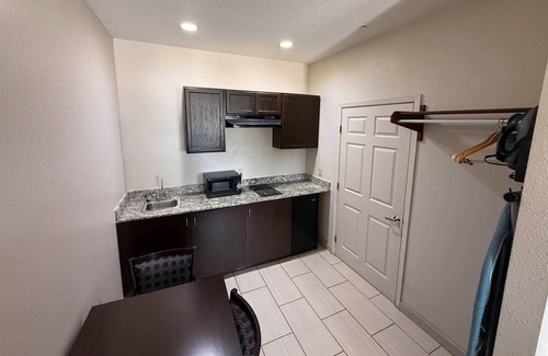 Bryan Hotel | Budget-Friendly Days Inn by Wyndham Bryan - Family Amenities Included