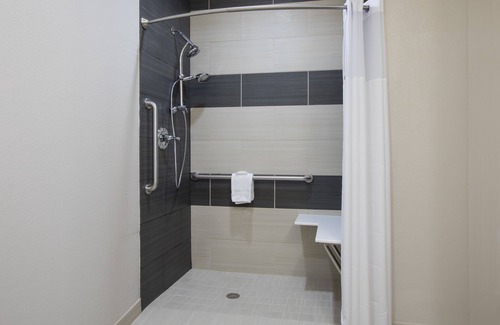 Bryan Hotel | Budget-Friendly Days Inn by Wyndham Bryan - Family Amenities Included