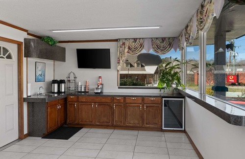 Clemson Hotel | Budget-Friendly Econo Lodge with Family Dining & Kitchen