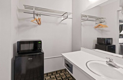 Clemson Hotel | Budget-Friendly Econo Lodge with Family Dining & Kitchen