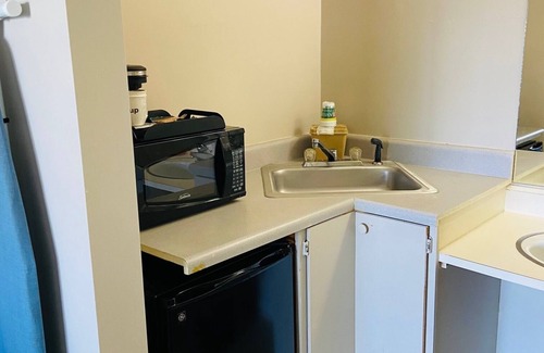Clemson Hotel | Budget-Friendly Econo Lodge with Family Dining & Kitchen