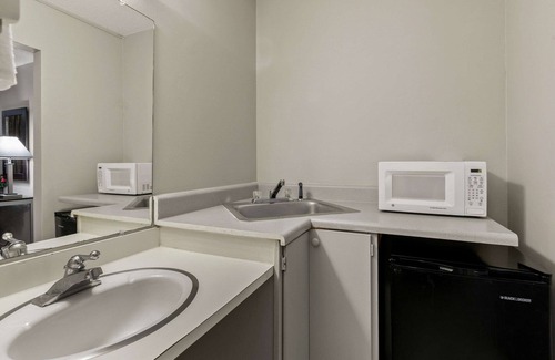 Clemson Hotel | Budget-Friendly Econo Lodge with Family Dining & Kitchen