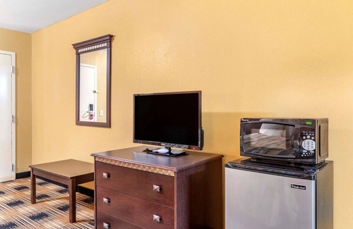Cuthbert Hotel | Budget-Friendly Econo Lodge with Pool and Family Amenities