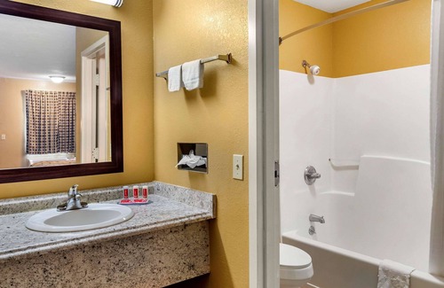 Cuthbert Hotel | Budget-Friendly Econo Lodge with Pool and Family Amenities