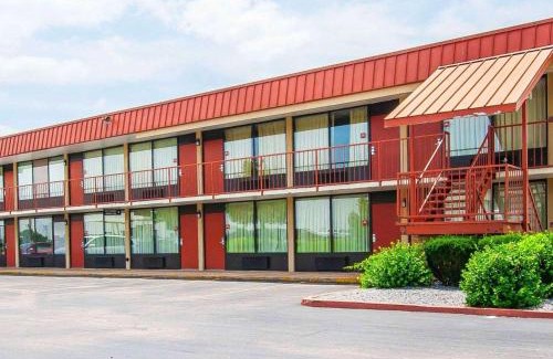 Dyersburg Cabin | Budget-Friendly Econo Lodge: Family-Friendly Comfort Awaits