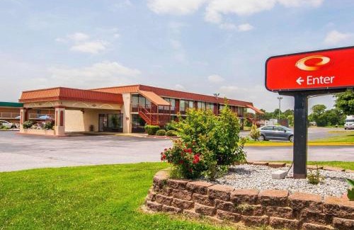 Dyersburg Cabin | Budget-Friendly Econo Lodge: Family-Friendly Comfort Awaits