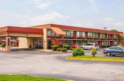 Dyersburg Cabin | Budget-Friendly Econo Lodge: Family-Friendly Comfort Awaits