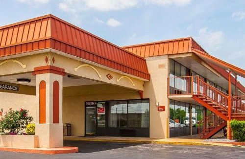 Dyersburg Cabin | Budget-Friendly Econo Lodge: Family-Friendly Comfort Awaits