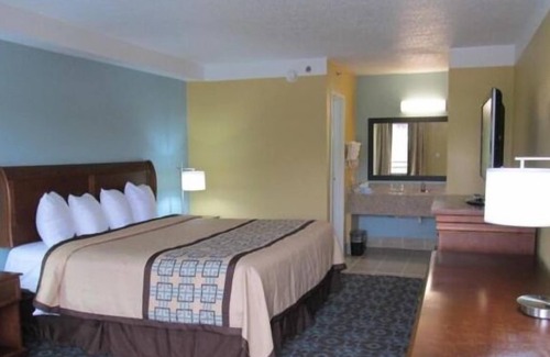 Fultondale Hotel | Budget-Friendly Econo Lodge with Breakfast & Child Care