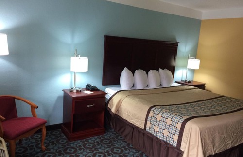 Fultondale Hotel | Budget-Friendly Econo Lodge with Breakfast & Child Care