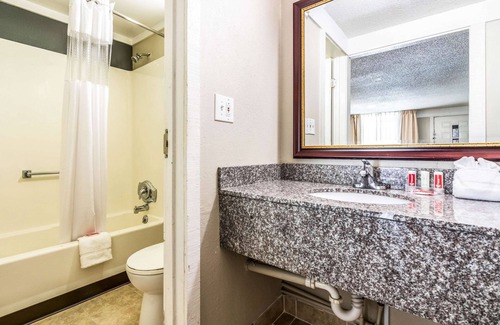 Gastonia Hotel | Cozy Econo Lodge: Family-Friendly with Pool & Breakfast