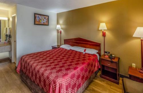 Goose Creek Cabin | Budget-Friendly Econo Lodge with Pool and Family Amenities