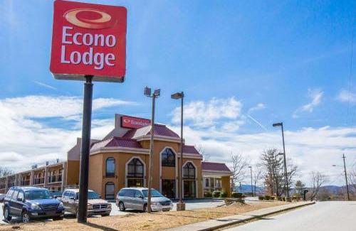 Hendersonville Cabin | Convenient Econo Lodge: Pet-Friendly with Pool Access