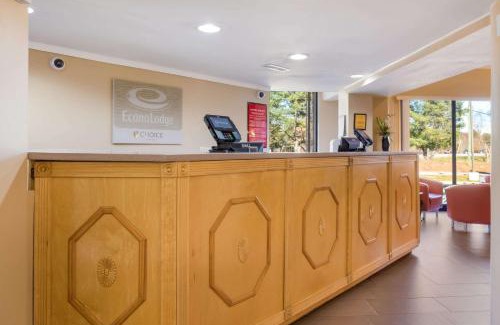 Hendersonville Cabin | Convenient Econo Lodge: Pet-Friendly with Pool Access