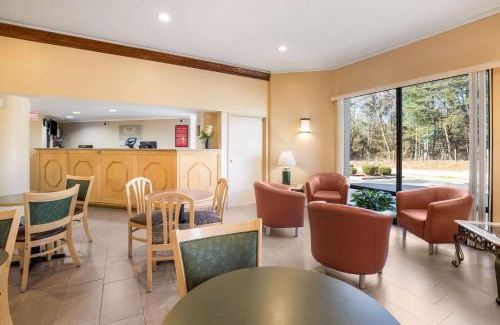 Hendersonville Cabin | Convenient Econo Lodge: Pet-Friendly with Pool Access