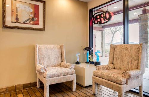 Holland Hotel | Budget-Friendly Econo Lodge with Pool and Pet Amenities
