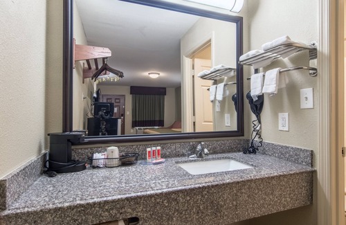 Jasper Hotel | Budget-Friendly Econo Lodge with Pool and Family Amenities