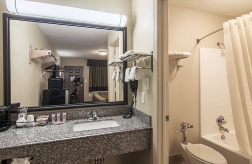 Jasper Hotel | Budget-Friendly Econo Lodge with Pool and Family Amenities