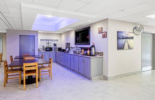 Jesup Hotel | Budget-Friendly Baymont by Wyndham Jesup with Pool & Dining