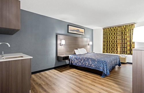 Jesup Hotel | Budget-Friendly Baymont by Wyndham Jesup with Pool & Dining