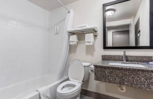 Jesup Hotel | Budget-Friendly Baymont by Wyndham Jesup with Pool & Dining