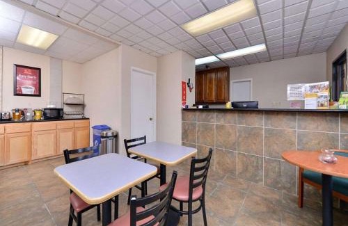 Killeen Cabin | Convenient Econo Lodge: Pet-Friendly with Pool Access
