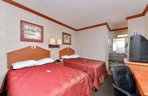 Killeen Cabin | Convenient Econo Lodge: Pet-Friendly with Pool Access