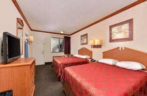 Killeen Cabin | Convenient Econo Lodge: Pet-Friendly with Pool Access