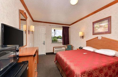Killeen Cabin | Convenient Econo Lodge: Pet-Friendly with Pool Access