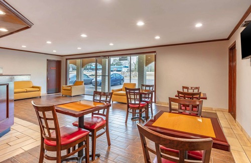 Kosciusko Hotel | Affordable Econo Lodge: Family-Friendly with Pool & Breakfast