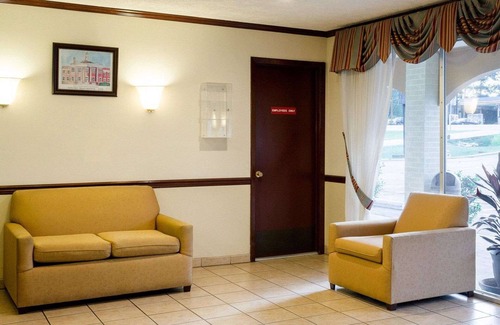 Kosciusko Hotel | Affordable Econo Lodge: Family-Friendly with Pool & Breakfast