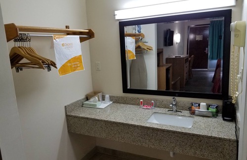 Kosciusko Hotel | Affordable Econo Lodge: Family-Friendly with Pool & Breakfast