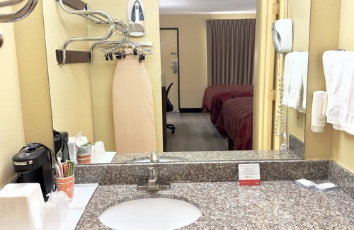 Lenoir City Hotel | Guest Rated Econo Lodge: Pool, Breakfast & Family-Friendly
