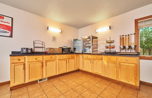 Maquoketa Hotel | Budget-Friendly Stay at Econo Lodge with Great Amenities
