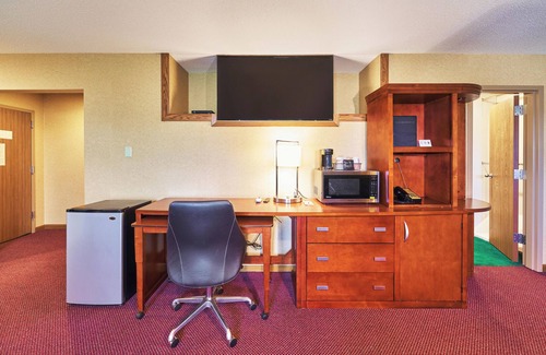 Maquoketa Hotel | Budget-Friendly Stay at Econo Lodge with Great Amenities