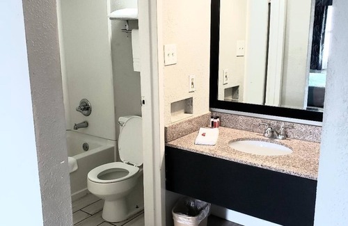 Mineral Wells Hotel | Budget-Friendly Econo Lodge with Family Amenities & Breakfast