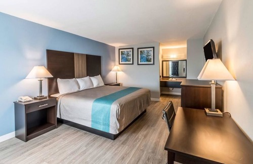 Mineral Wells Hotel | Budget-Friendly Econo Lodge with Family Amenities & Breakfast