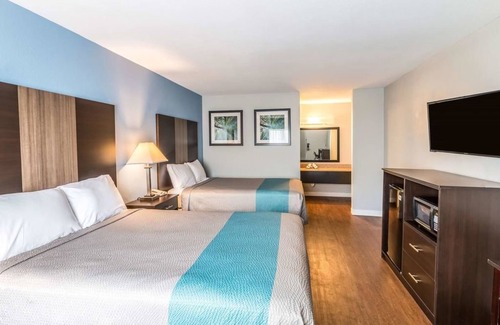 Mineral Wells Hotel | Budget-Friendly Econo Lodge with Family Amenities & Breakfast