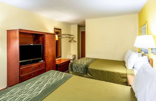 Morgantown Hotel | Budget-Friendly Econo Lodge with Family Amenities & Dining