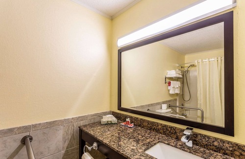 Morgantown Hotel | Budget-Friendly Econo Lodge with Family Amenities & Dining
