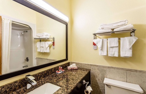 Morgantown Hotel | Budget-Friendly Econo Lodge with Family Amenities & Dining