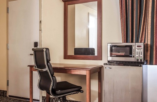 Newton Hotel | Budget-Friendly Econo Lodge with Family Amenities & Dining