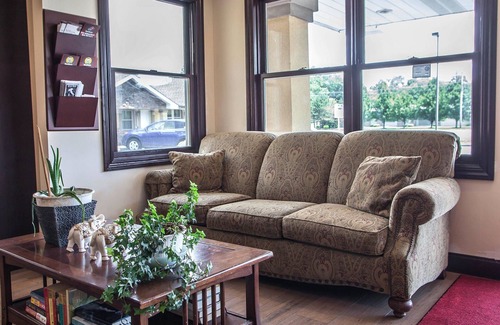 Newton Hotel | Budget-Friendly Econo Lodge with Family Amenities & Dining