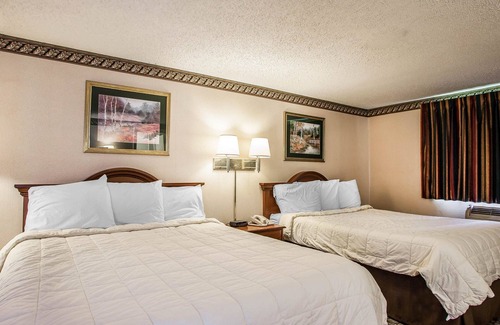 Newton Hotel | Budget-Friendly Econo Lodge with Family Amenities & Dining