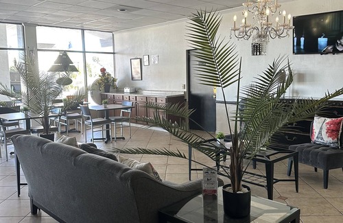 National Gardens Hotel | Budget-Friendly Stay at Econo Lodge with Pool & Spa Access