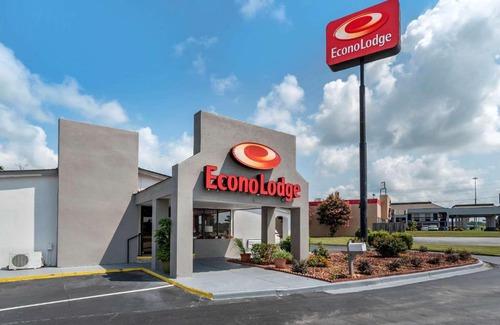 Oxford Cabin | Pet-Friendly Econo Lodge with Ocean View & Great Ratings
