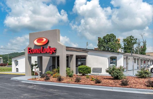 Oxford Cabin | Pet-Friendly Econo Lodge with Ocean View & Great Ratings