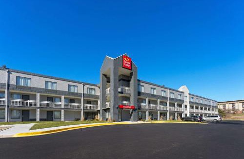 Rockford Cabin | Budget-Friendly Econo Lodge with Hot Tub & Pet Amenities