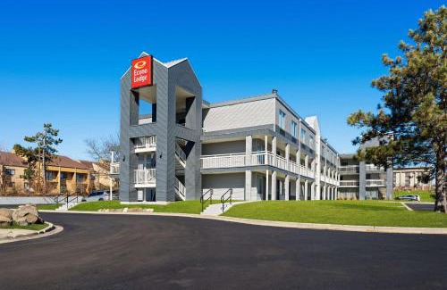 Rockford Cabin | Budget-Friendly Econo Lodge with Hot Tub & Pet Amenities